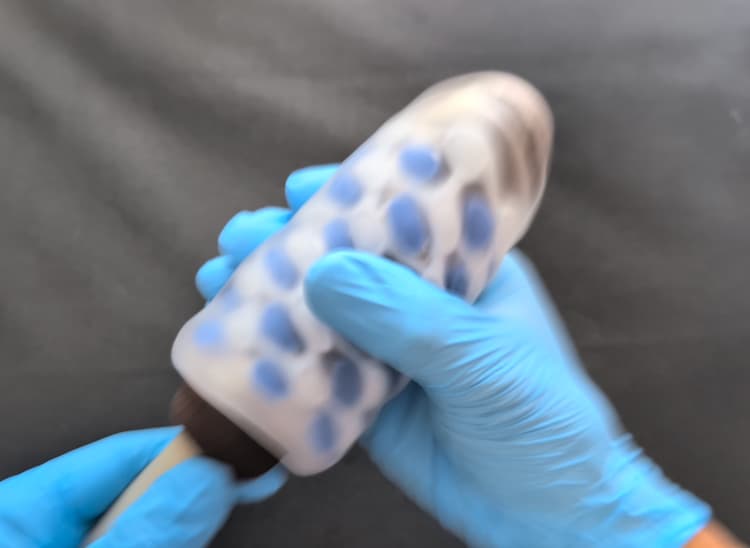 TENGA ARTE MARINE TWEEDを上下にピストンしているところ