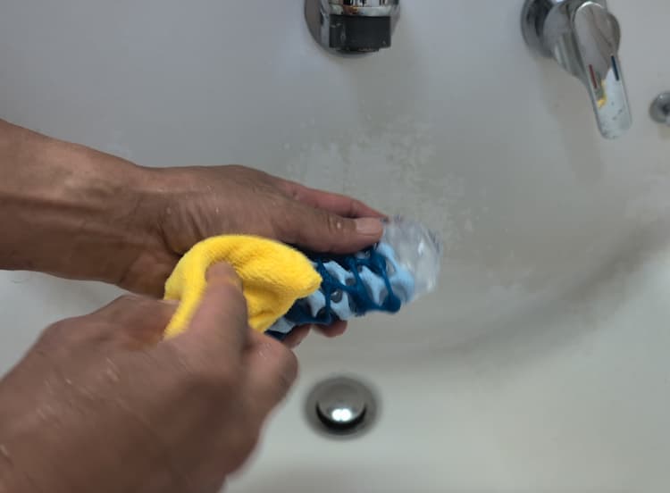 TENGA ARTE MARINE TWEEDを洗浄したあとにキレイな布で水分を拭き取っているところ