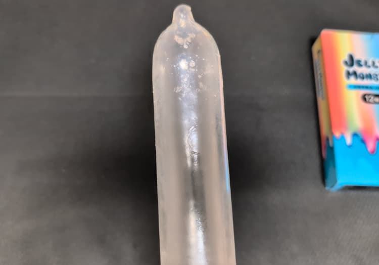 オカモトゼリーモンスターEXTRA JELLYに空気をいれ形状をわかるようにした写真