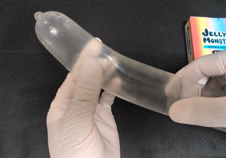 オカモトゼリーモンスターEXTRA JELLYのゴムが柔らかいとわかる写真