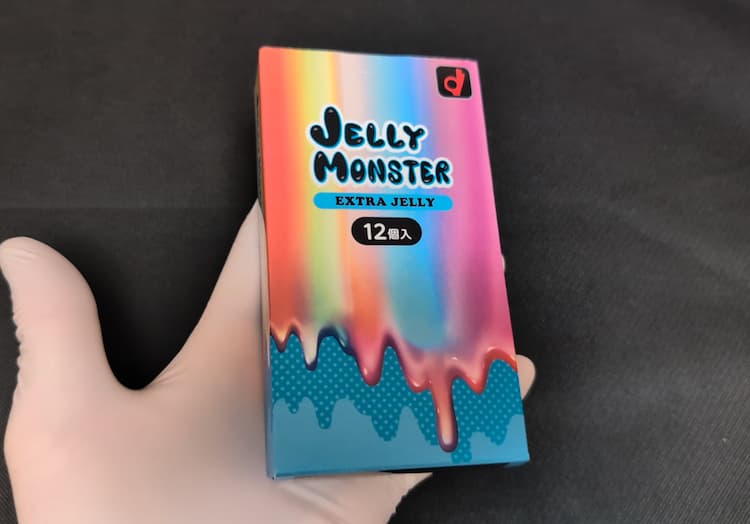 オカモトゼリーモンスターEXTRA JELLYのパッケージを手に持ったところ