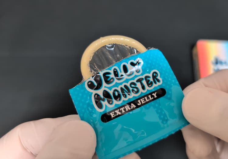 オカモトゼリーモンスターEXTRA JELLYの個包装を開封したところ