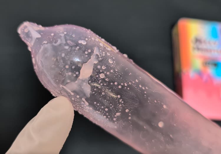 オカモトゼリーモンスターHOT JELLYの形状とゼリー量がわかる写真