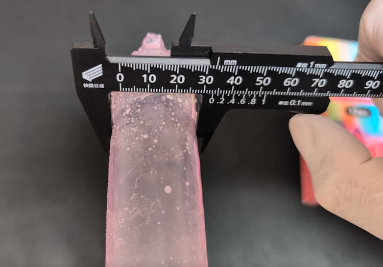 オカモトゼリーモンスターHOT JELLYの直径を測定しているところ