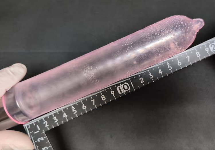 オカモトゼリーモンスターHOT JELLYの長さを測定しているところ