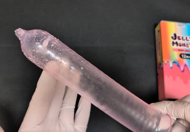 オカモトゼリーモンスターHOT JELLYに空気を入れて形状がわかるように撮影した写真