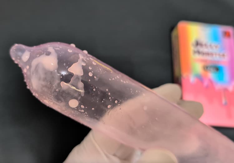 オカモトゼリーモンスターHOT JELLYの先端に付着するHOTゼリー