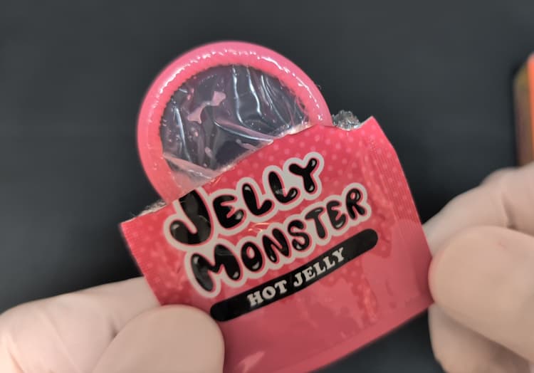 オカモトゼリーモンスターHOT JELLYの個包装を開封したところ