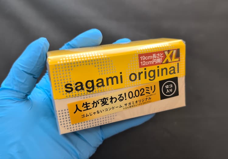 サガミオリジナル0.02XLのパッケージを持ったところ