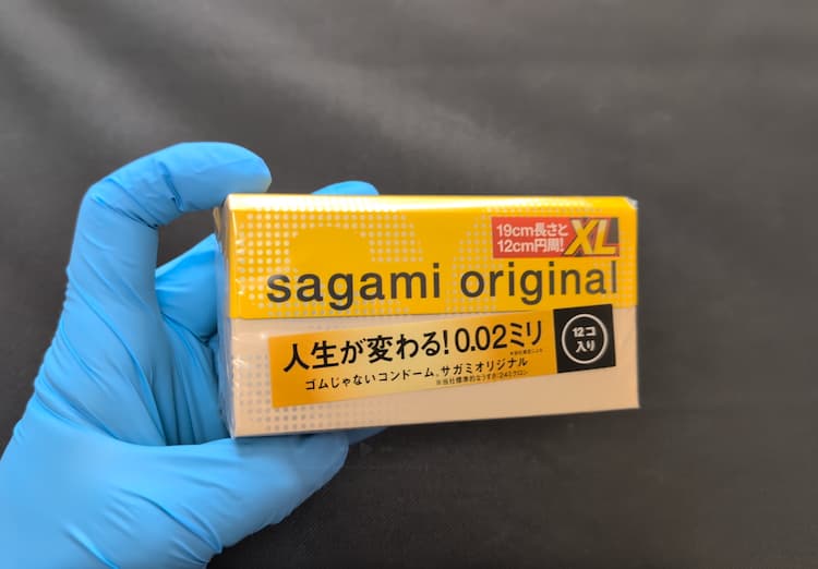 サガミオリジナル0.02XLサイズのパッケージを手に持ったところ