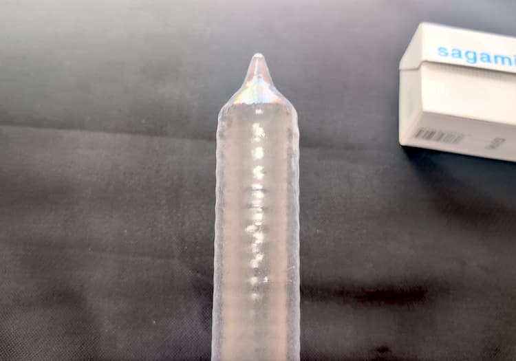サガミオリジナル0.02 EXTRA LUBに空気を入れて形状がわかるようにした写真